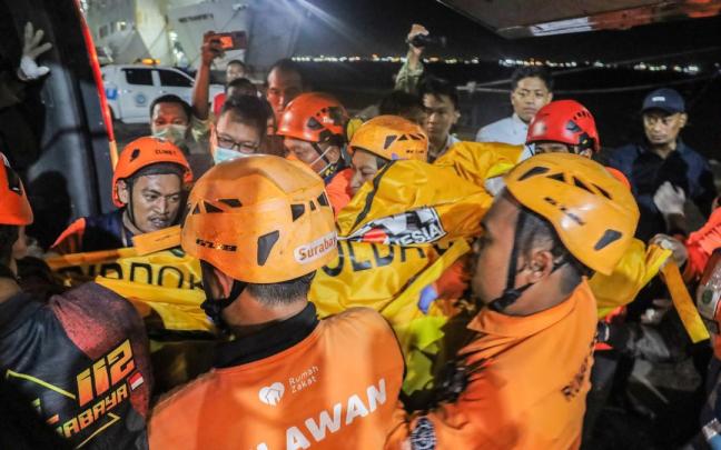 El incendio se declaró cuando el barco cubría la ruta entre Surabaya y Makassar.