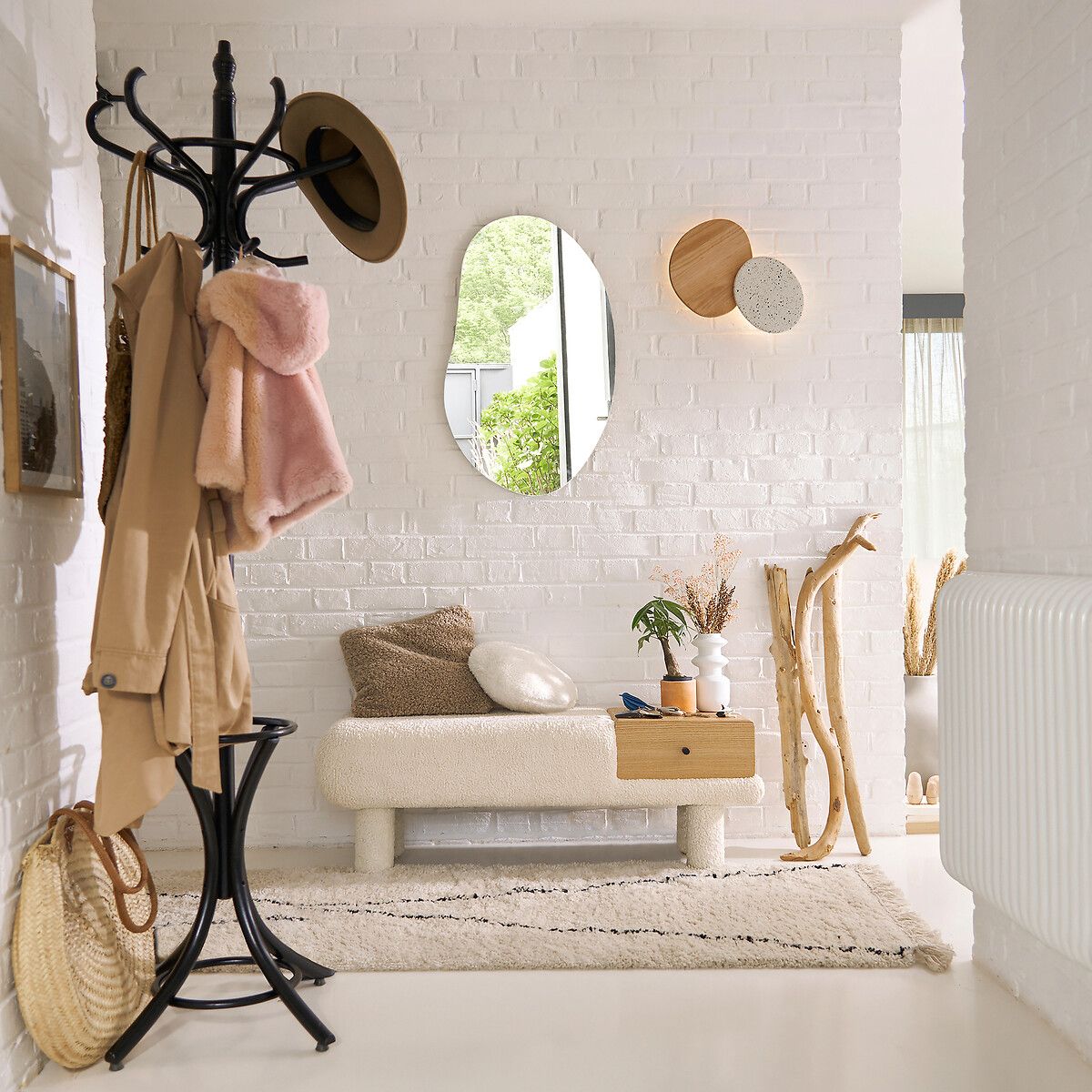 Banco de rizo que ofrece una cálida acogida en la entrada.