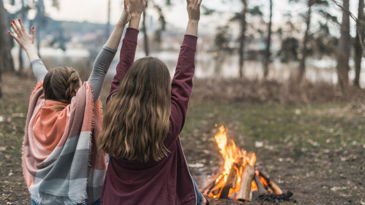 Dos niñas en un campamento.