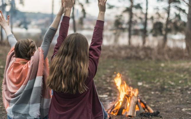 Dos niñas en un campamento.