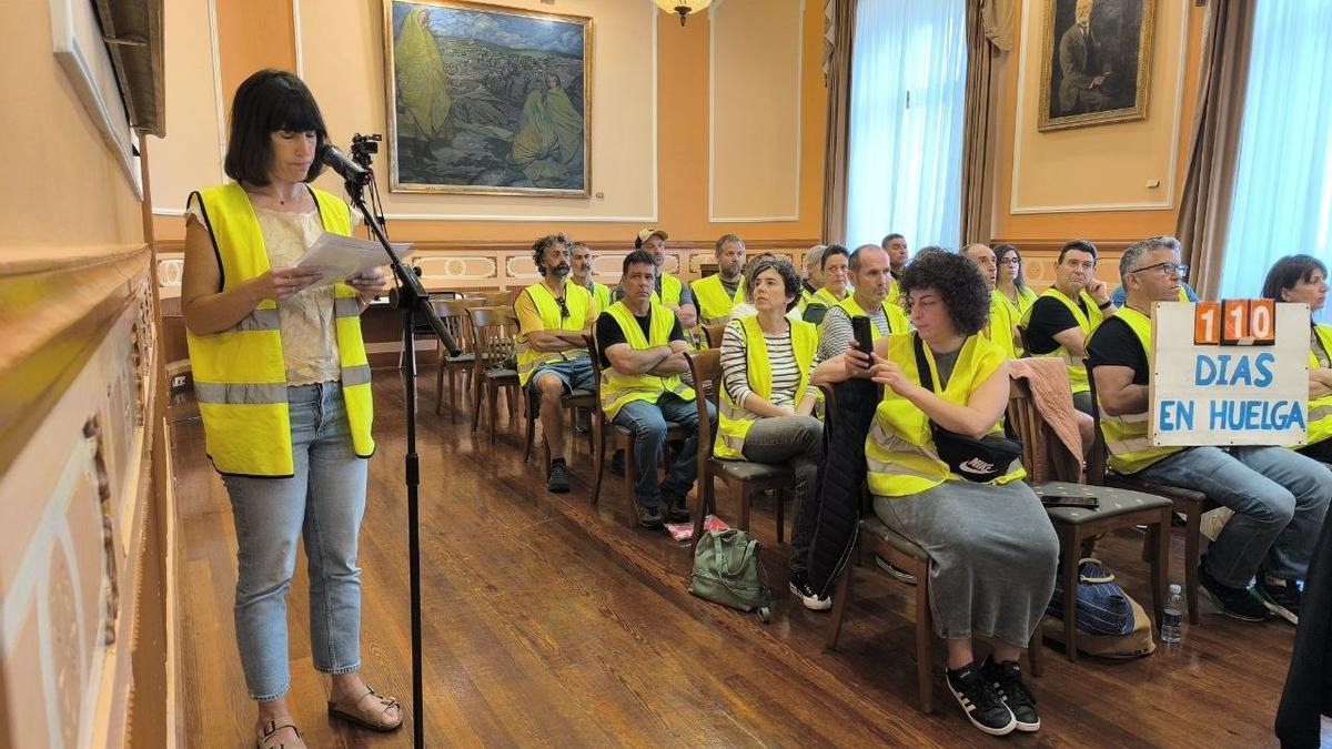 Alaitz Egiazabal, del comité de empresa de Txinzer, en el Pleno Ordinario Municipal