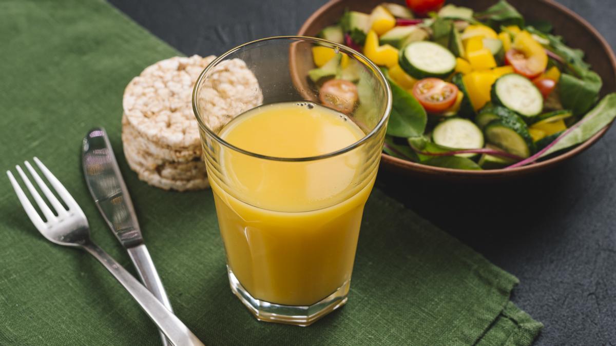 Zumo de naranja natural y ensalada de espinacas, calabacín, mango y tomates cherry