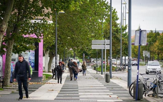 Varias personas caminan por una calle de la capital alavesa en pleno paso de la borrasca Kirk.