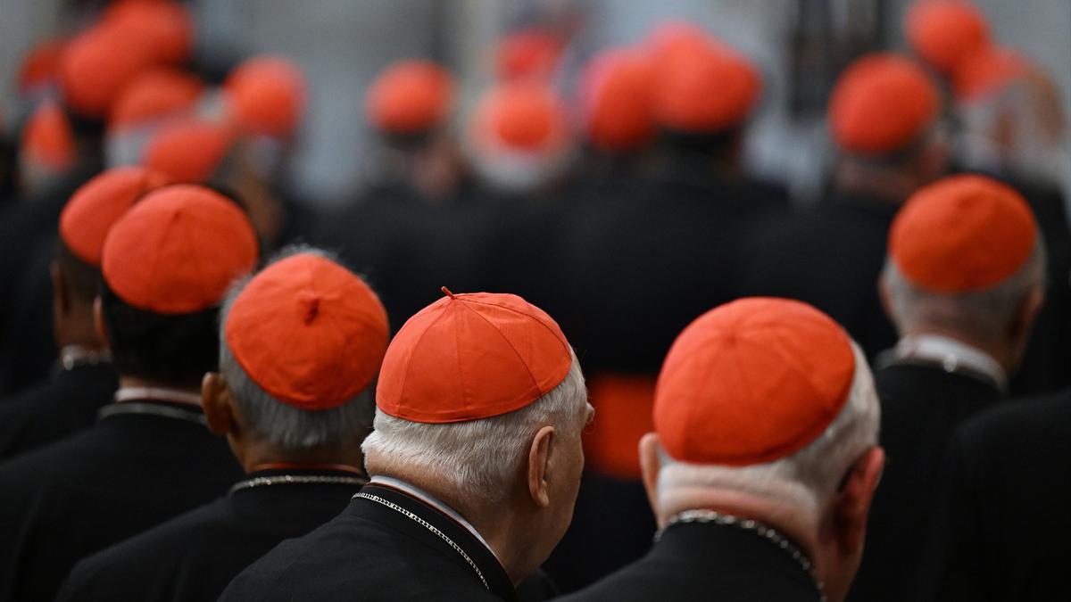 Los cardenales participan en la oración de Vísperas y presentan sus respetos ante la tumba del Papa Francisco en la Basílica de Santa María la Mayor.