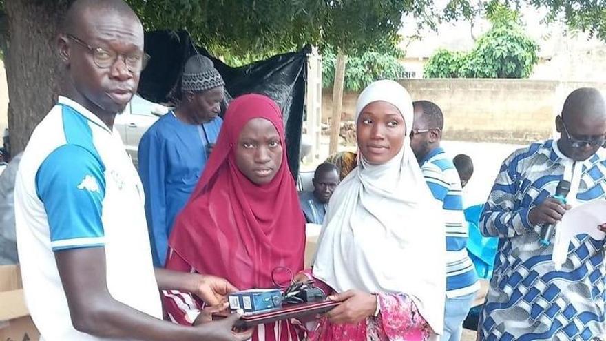 Jóvenes de Mbam recogiendo los ordenadores.