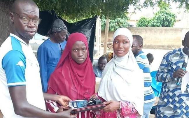 Jóvenes de Mbam recogiendo los ordenadores.