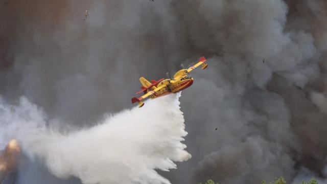 Un avión de Canadair arroja agua sobre un incendio en Camp de Souge Martignas-sur-Jalle, cerca de Burdeos.