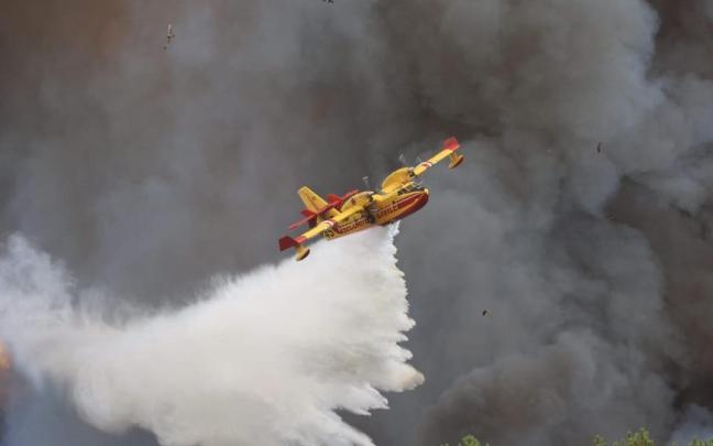 Un avión de Canadair arroja agua sobre un incendio en Camp de Souge Martignas-sur-Jalle, cerca de Burdeos.