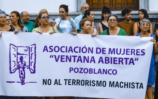 Concentración en repulsa del crimen machista ocurrido el martes en el municipio cordobés de Pozoblanco. Concentración en repulsa del crimen machista ocurrido el martes en el municipio cordobés de Pozoblanco.