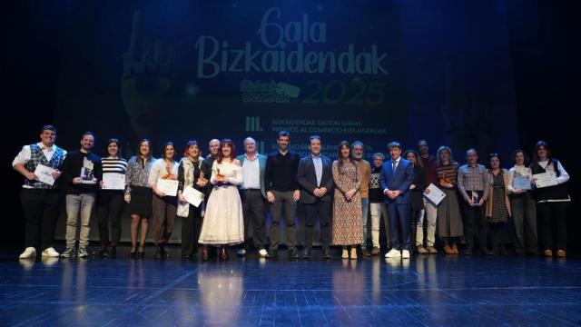 Foto de familia de todos los premiados durante la gala de Bizkaidendak
