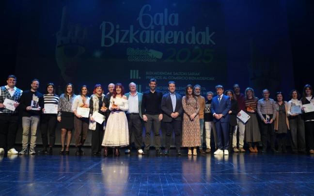 Foto de familia de todos los premiados durante la gala de Bizkaidendak