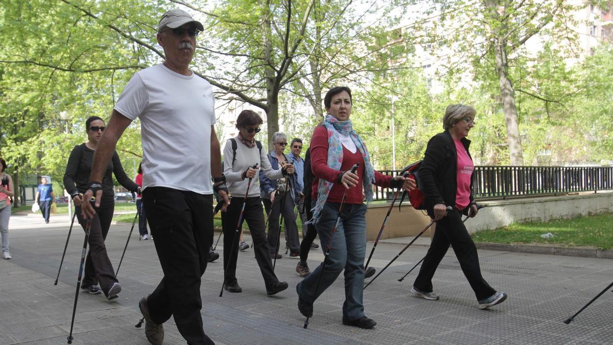 Participantes en una Marcha Nórdica organizada por el Ayuntamiento.