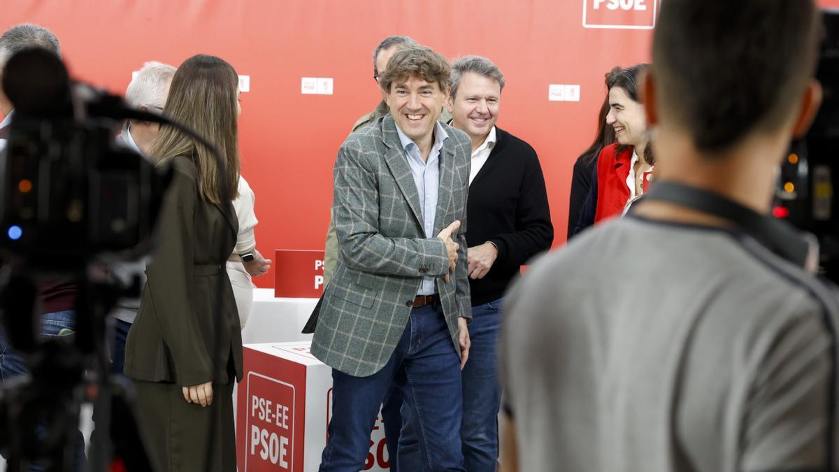 Eneko Andueza, durante una reunión con responsables forales y cargos municipales convocada por el secretario general del PSE-EE de Gipuzkoa, en Irun
