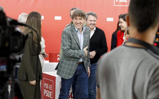 Eneko Andueza, durante una reunión con responsables forales y cargos municipales convocada por el secretario general del PSE-EE de Gipuzkoa, en Irun