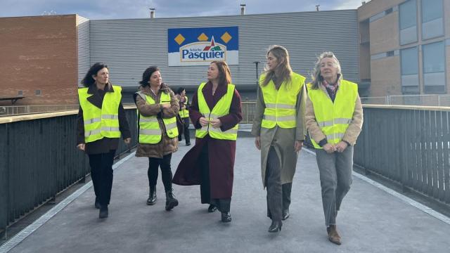 Foto de la visita de la ministra para la Transición Ecológica, Sara Aagesen, a las obras de renaturalización del tramo final de la regata Artia.