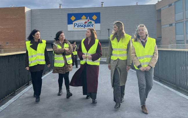 Foto de la visita de la ministra para la Transición Ecológica, Sara Aagesen, a las obras de renaturalización del tramo final de la regata Artia.