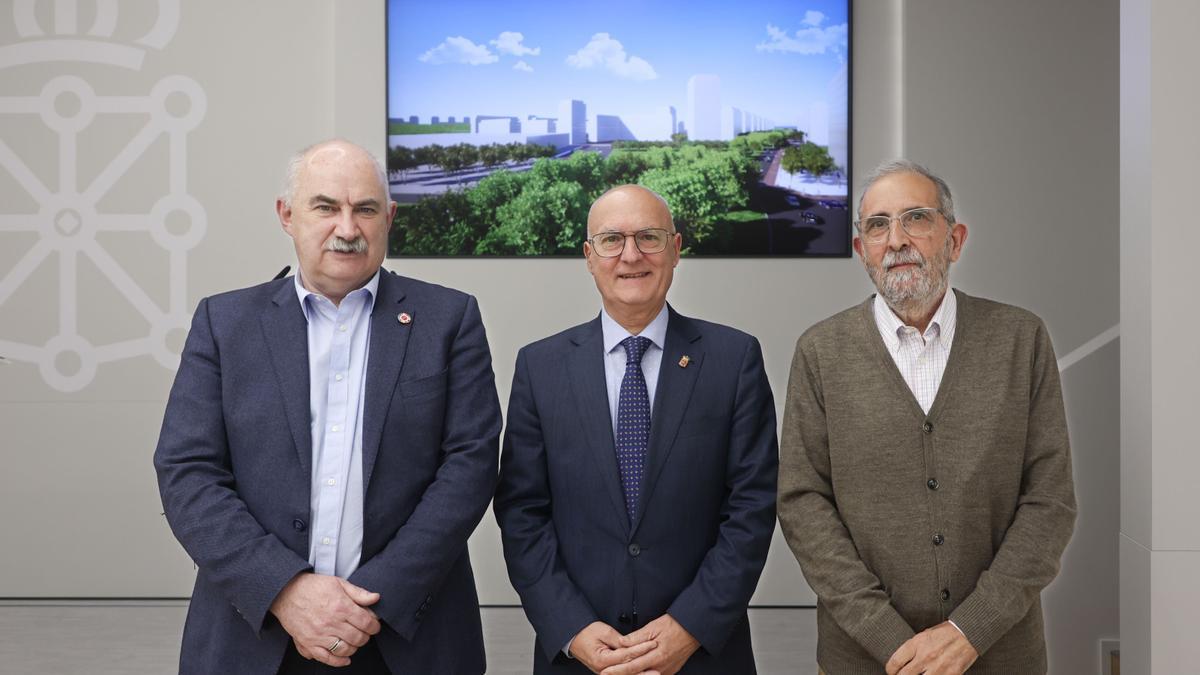 Los consejeros José María Aierdi y Bernardo Ciriza, y el arquitecto Juan López Asensio