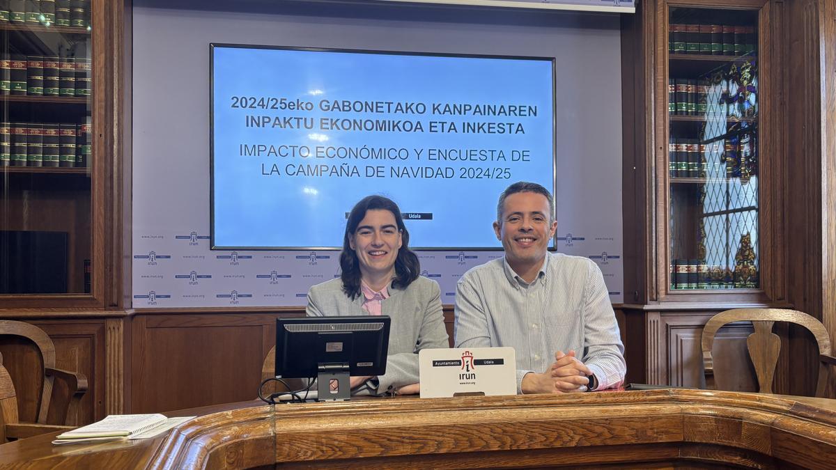 Nuria Alzaga, delegada de Impulso de Ciudad, y Jon Ugarte, delegado de Gobierno Abierto y Atención Ciudadana.