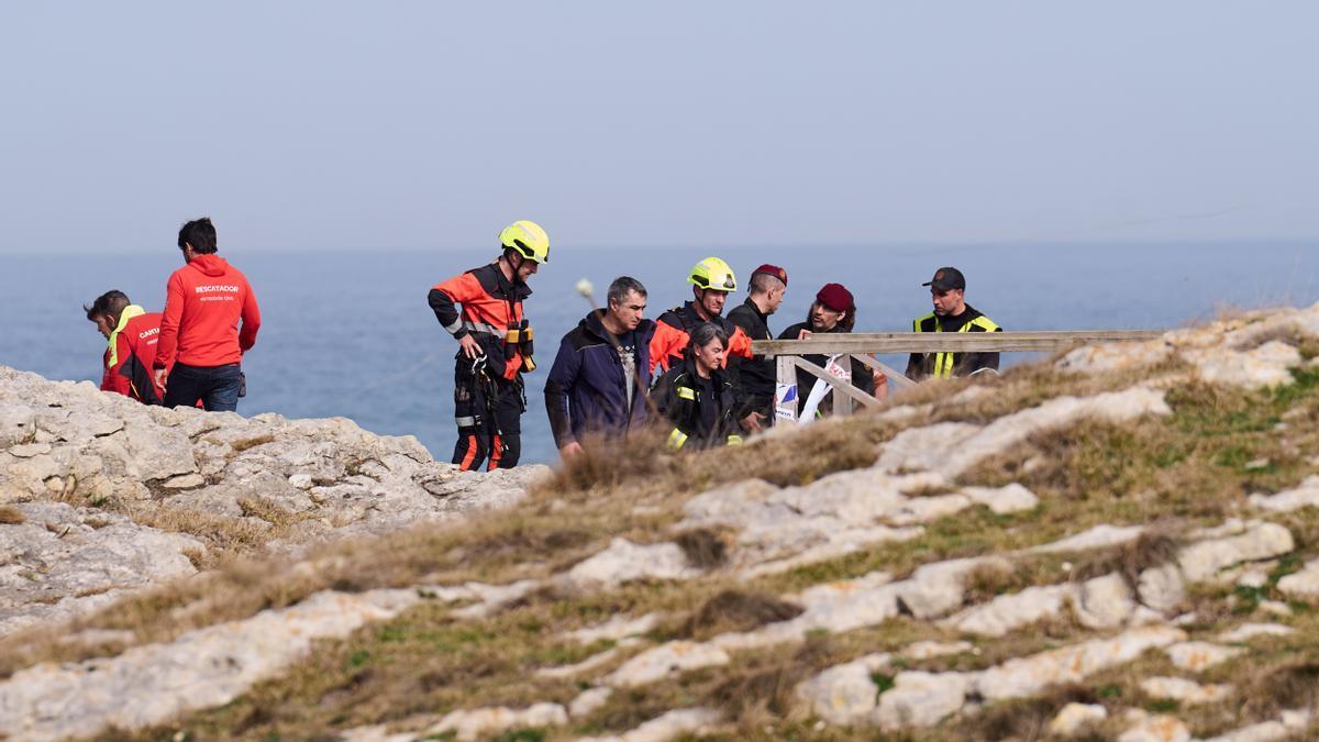 Servicios de emergencias trabajan en el lugar de los hechos, la playa de El Bocal