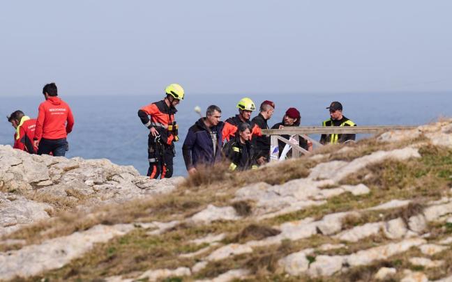 Servicios de emergencias trabajan en el lugar de los hechos, la playa de El Bocal