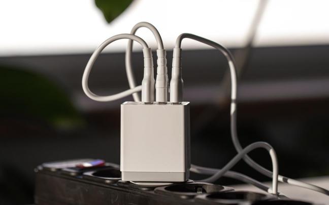 Un cargador con varias salidas. Estas salidas van también marcadas con las características del output.