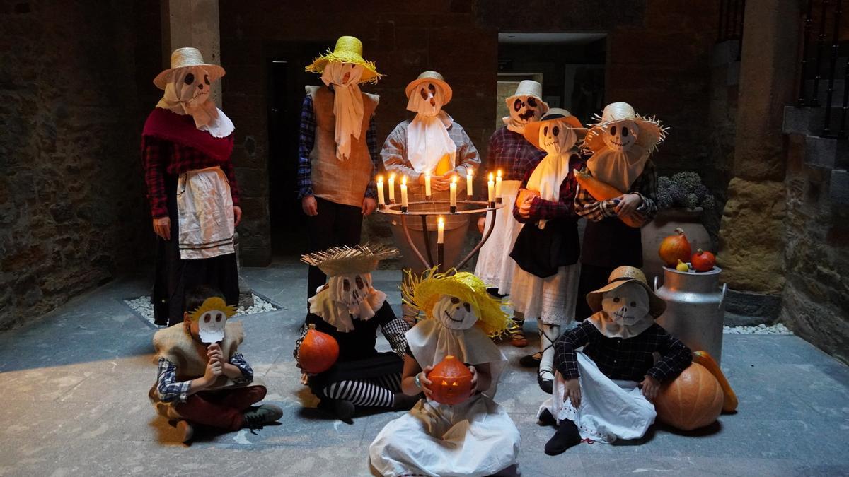 Los tenebrosos disfraces de Gau Beltza recorrerán Azpeitia en una kalejira en la que no faltarán ni la música ni los bailes.