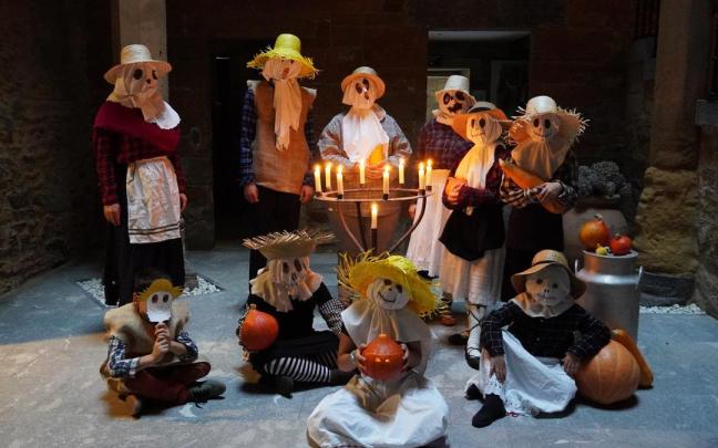 Los tenebrosos disfraces de Gau Beltza recorrerán Azpeitia en una kalejira en la que no faltarán ni la música ni los bailes.