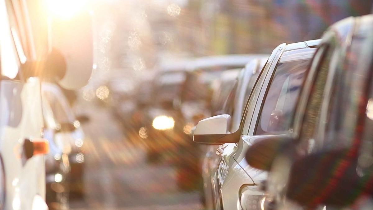 Coches circulando por la ciudad.