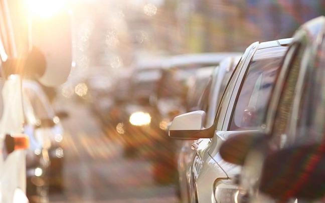 Coches circulando por la ciudad.