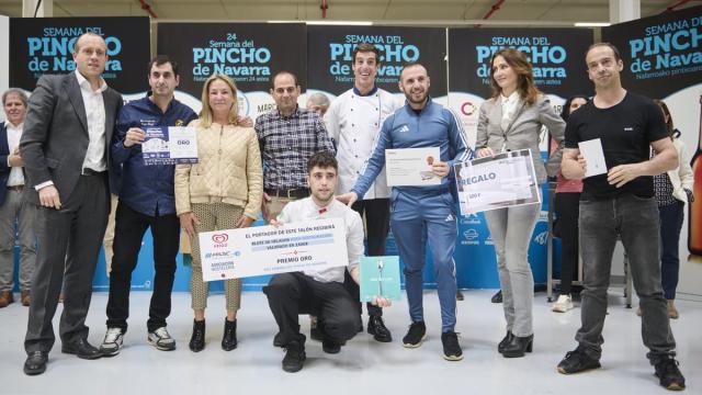 El equipo de Ayres del Soto, recogiendo su premio.