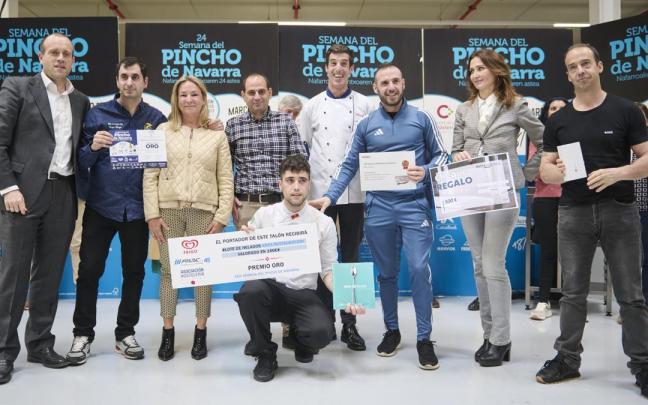 El equipo de Ayres del Soto, recogiendo su premio.
