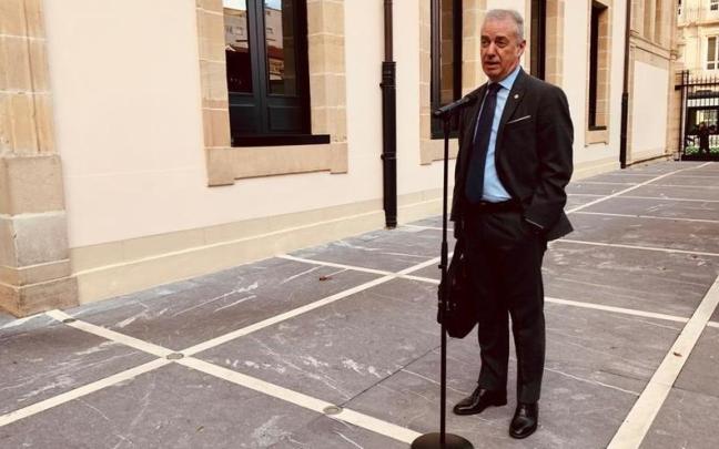 Urkullu, en declaraciones a los medios de comunicación a su llegada al Parlamento Vasco.