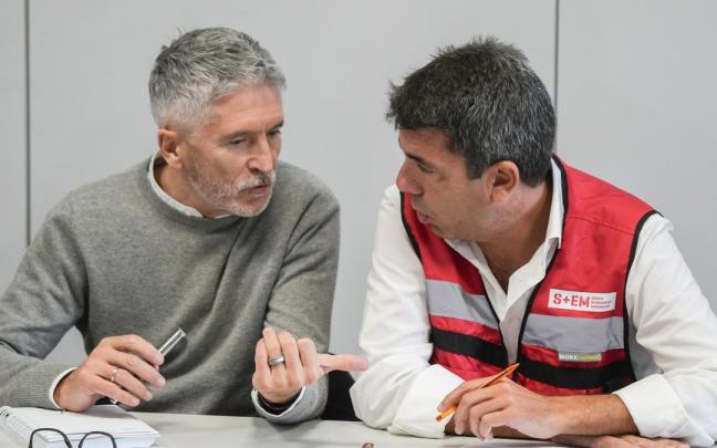 El ministro de Interior, Fernando Grande-Marlaska, y el president de la Generalitat, Carlos Mazón, durante la reunión del CECOPI por la DANA en la Comunitat Valenciana