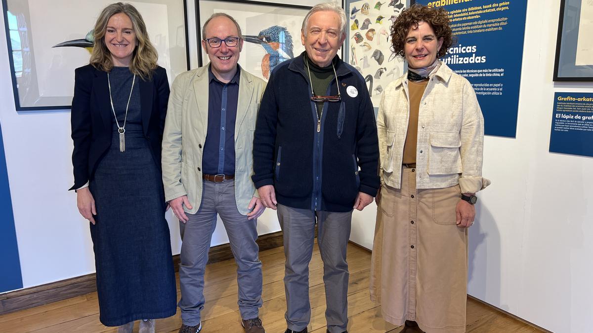 La directora de Laboratorium, Rosa Errazkin; el codirector del Máster en Ilustración Científica de la UPV, Maren Ortiz-Zarragoitia; Carles Puche, y la edil Ainhoa Lete en la inauguración de la muestra.
