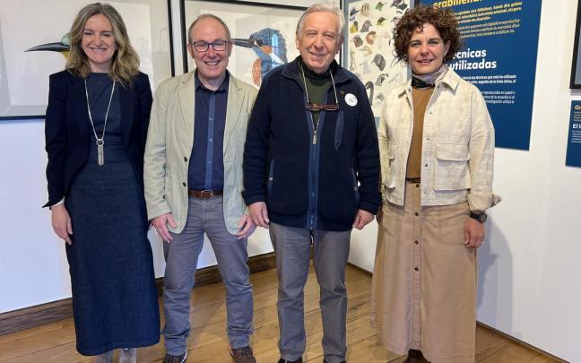 La directora de Laboratorium, Rosa Errazkin; el codirector del Máster en Ilustración Científica de la UPV, Maren Ortiz-Zarragoitia; Carles Puche, y la edil Ainhoa Lete en la inauguración de la muestra. / Laboratorium Museoa. La directora de Laboratorium, Rosa Errazkin; el codirector del Máster en Ilustración Científica de la UPV, Maren Ortiz-Zarragoitia; Carles Puche, y la edil Ainhoa Lete en la inauguración de la muestra.