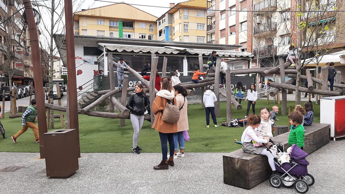 Familias disfrutando de las estructuras de juego de la Plaza Alberto Acero de Laudio
