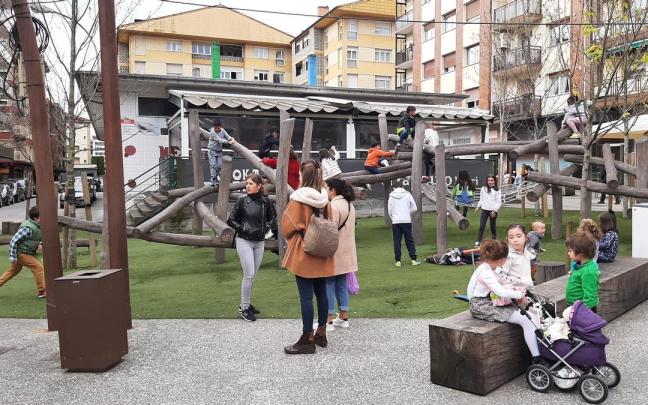 Familias disfrutando de las estructuras de juego de la Plaza Alberto Acero de Laudio