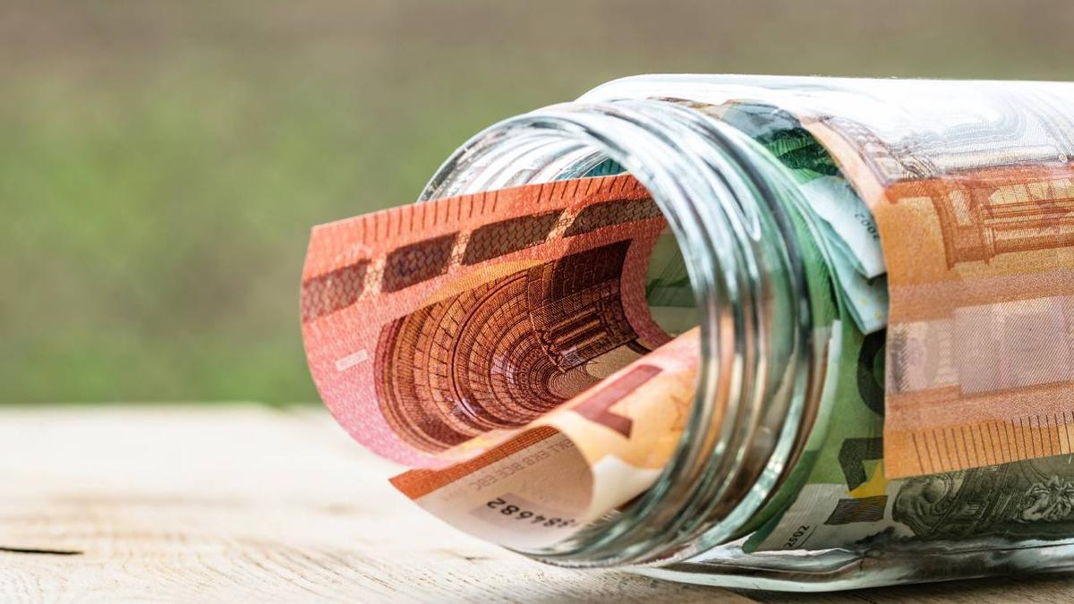Una serie de billetes en el interior de un tarro de cristal