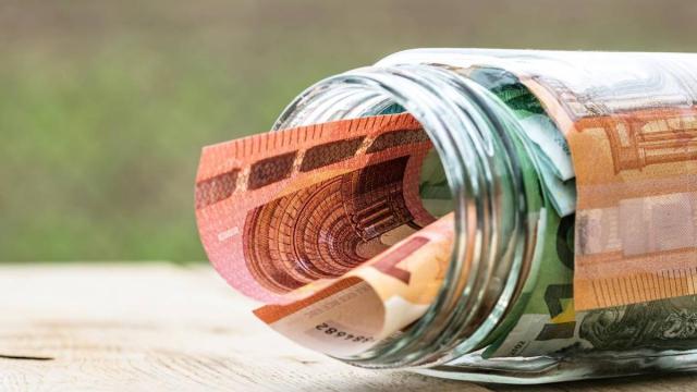 Una serie de billetes en el interior de un tarro de cristal