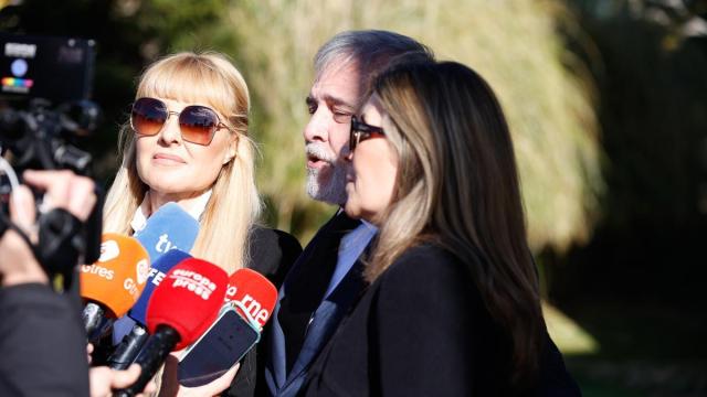 Natalia, Fernando y Cayetana Guillén Cuervo en el Tanatorio Parcesa La Paz de Tres Cantos, para dar el último adiós a Gemma Cuervo