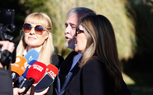 Natalia, Fernando y Cayetana Guillén Cuervo en el Tanatorio Parcesa La Paz de Tres Cantos, para dar el último adiós a Gemma Cuervo