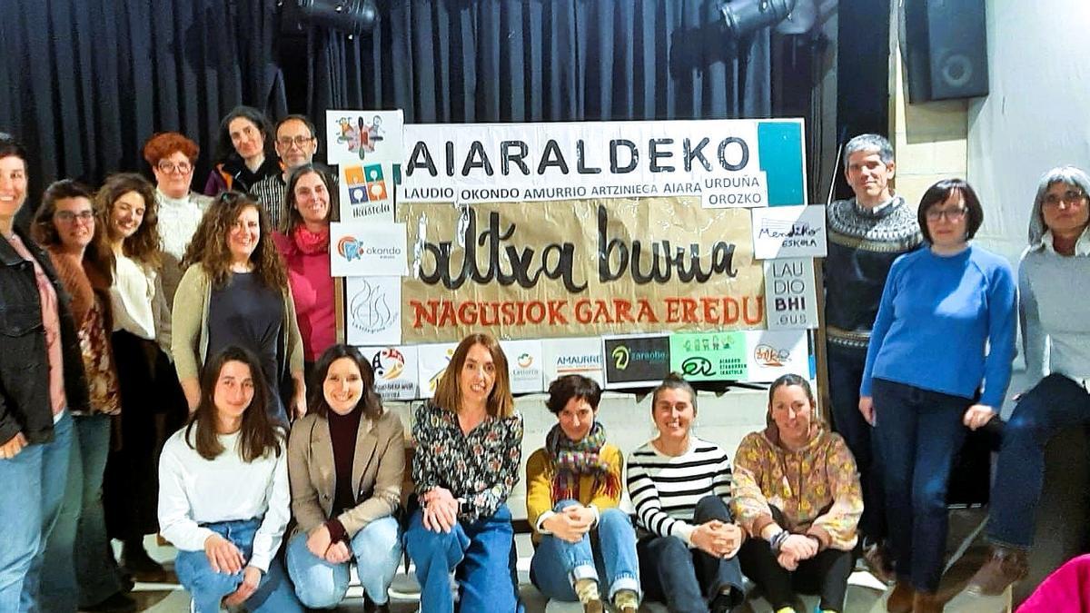 Representantes de colegios de todo Aiaraldea en la presentación del movimiento Altxa Burua el pasado febrero en Amurrio