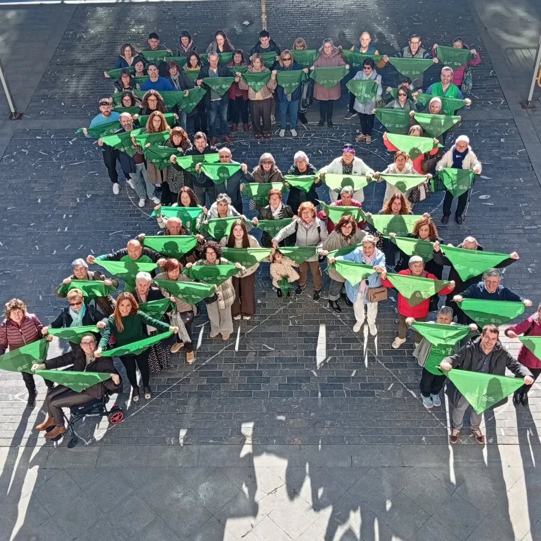 El lazo humano creado este jueves en Amurrio contra el cáncer