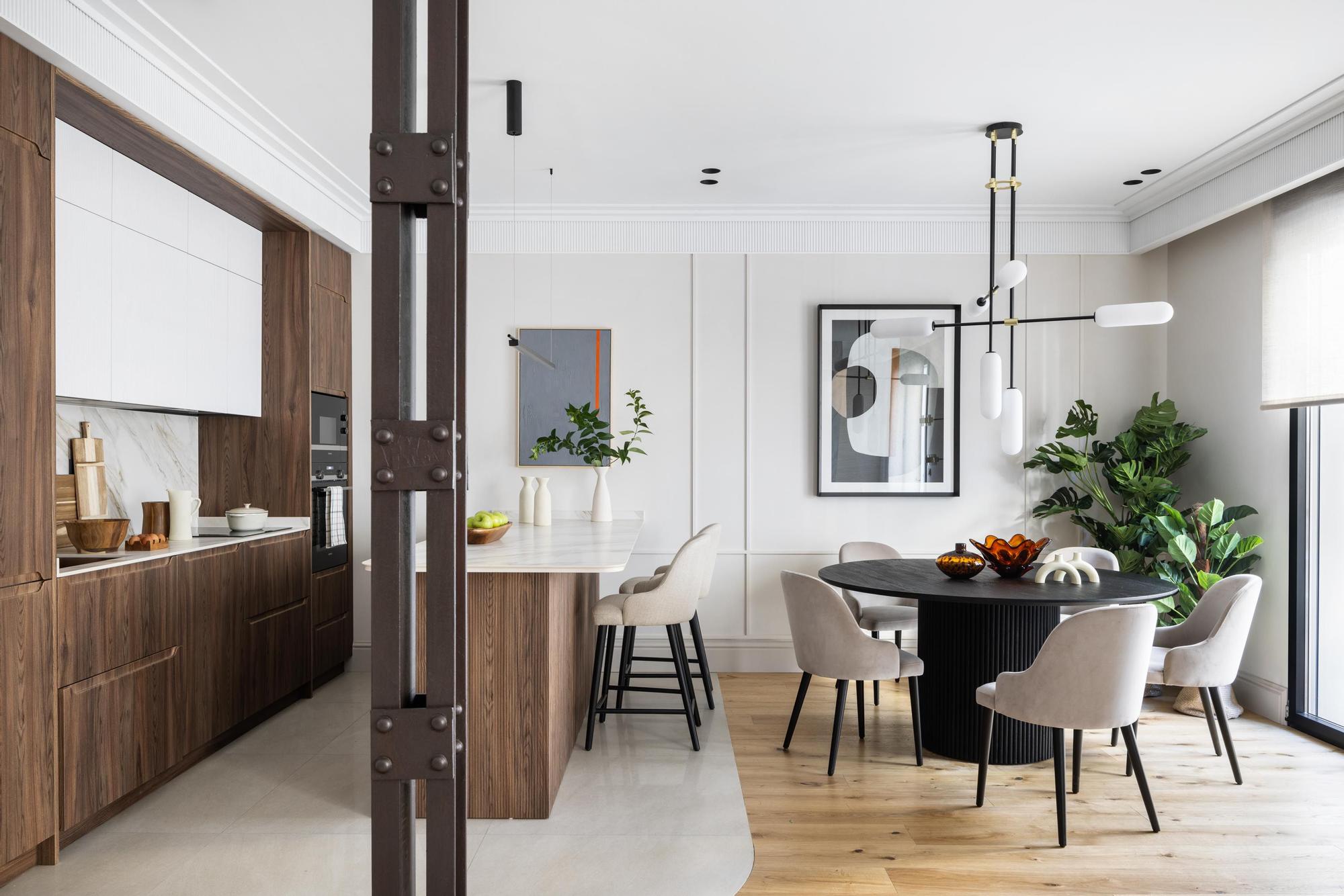 Cocina abierta en tonos madera con isla.