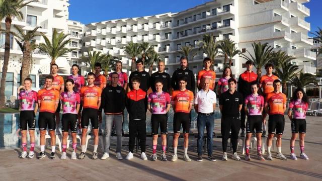 Foto de varios integrantes de las plantillas de la Fundación Euskadi en la concentración de Altea.