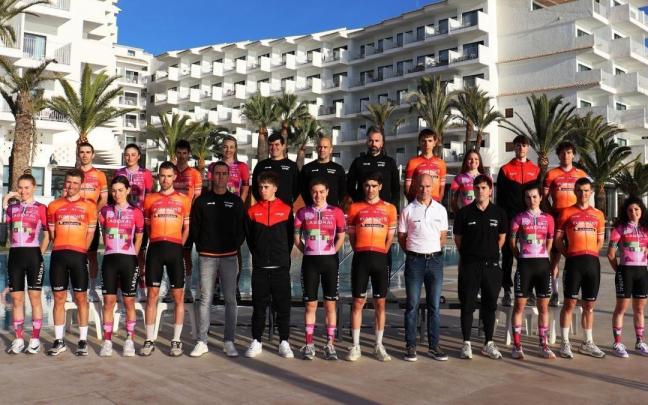 Foto de varios integrantes de las plantillas de la Fundación Euskadi en la concentración de Altea.