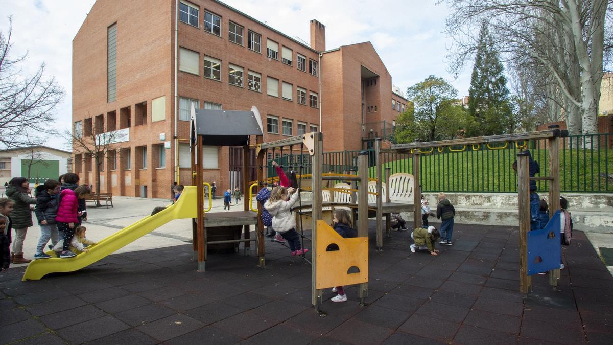 Niños jugando a la hora del recreo en el patio del colegio público de Azpilagaña.