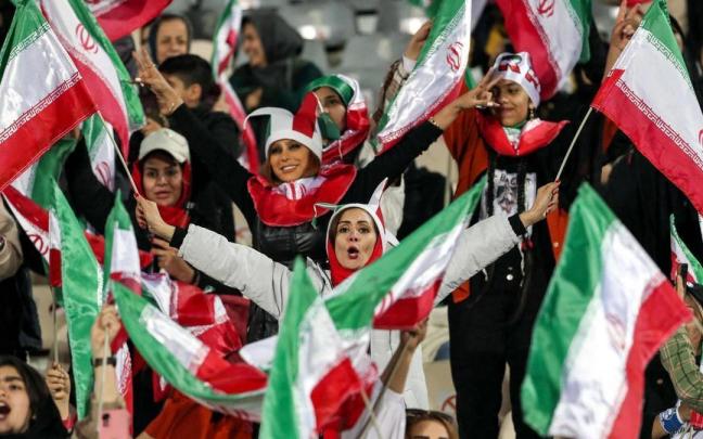 Varias mujeres iraníes animan desde las gradas a su selección. Varias mujeres iraníes animan desde las gradas a su selección.