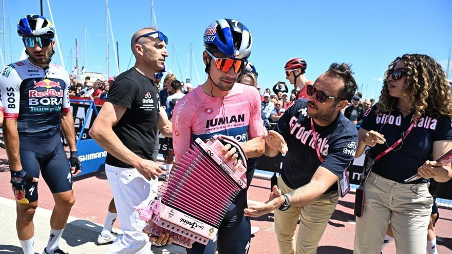 Roglic, con un pequeño acordeón, en la salida.