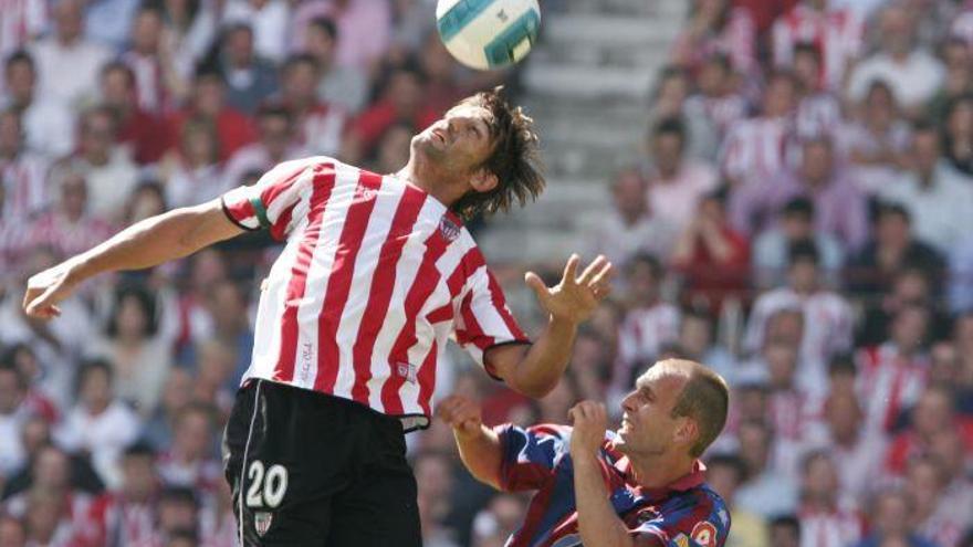 Ismael Urzaiz lucha por un balón aéreo en aquel decisivo partido frente al Levante en 2007. / DEIA